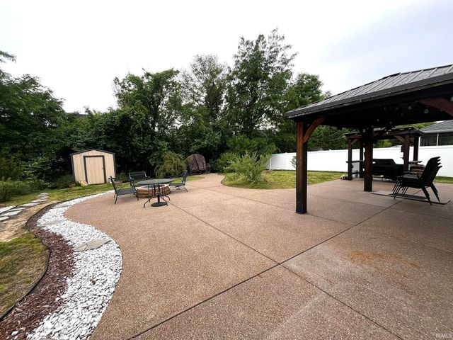 1340 Breezy Creek Drive, Evansville, IN 47720