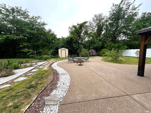 1340 Breezy Creek Drive, Evansville, IN 47720