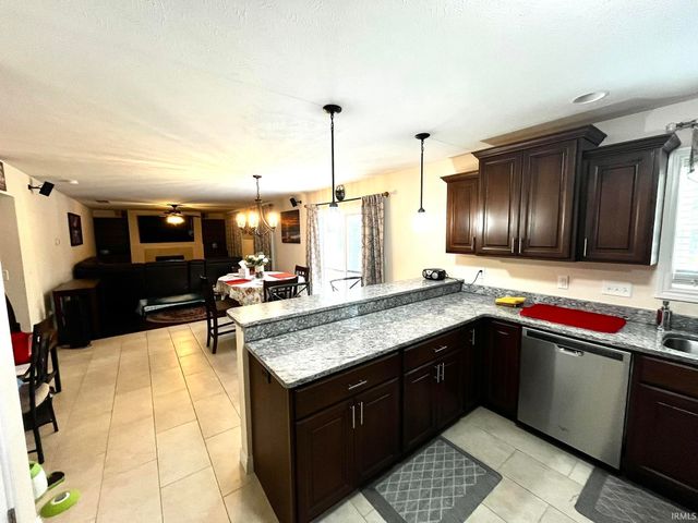 1340 Breezy Creek Drive, Evansville, IN 47720