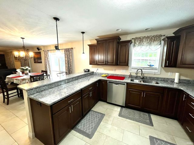 1340 Breezy Creek Drive, Evansville, IN 47720
