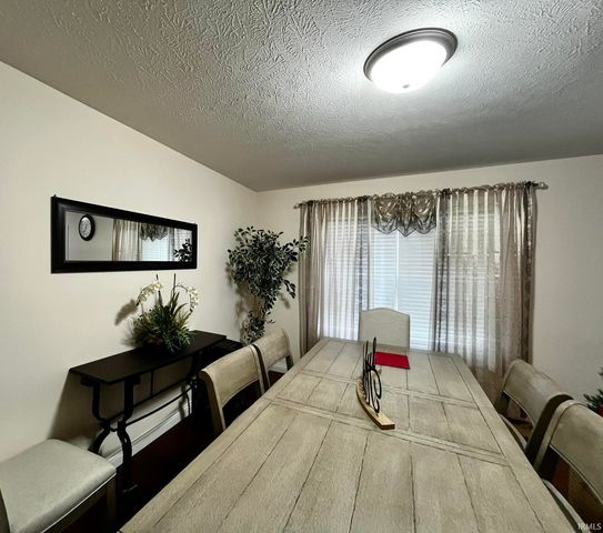 1340 Breezy Creek Drive, Evansville, IN 47720