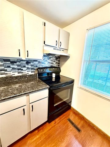 312 Parkwood Dr, Cranberry Twp, PA 16066