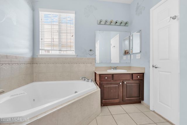 18 Hatteras Way, Barnegat, NJ 08005