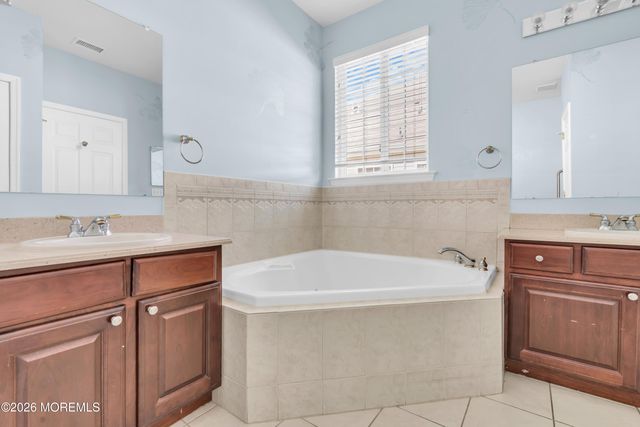 18 Hatteras Way, Barnegat, NJ 08005