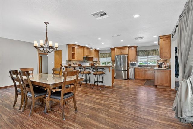 1185 N Locan Avenue, Clovis, CA 93619