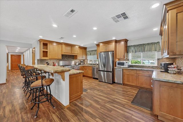 1185 N Locan Avenue, Clovis, CA 93619