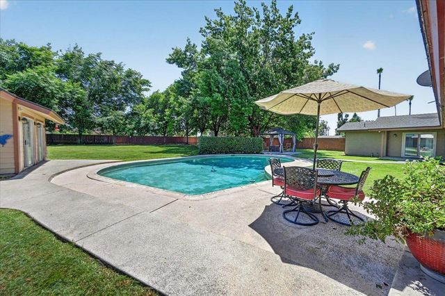 1185 N Locan Avenue, Clovis, CA 93619