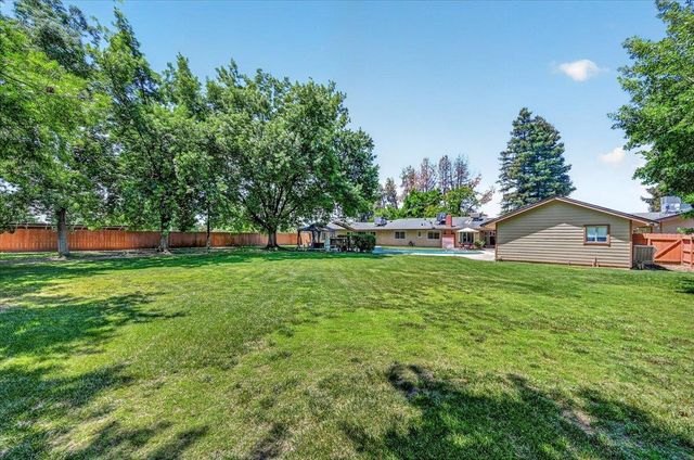 1185 N Locan Avenue, Clovis, CA 93619