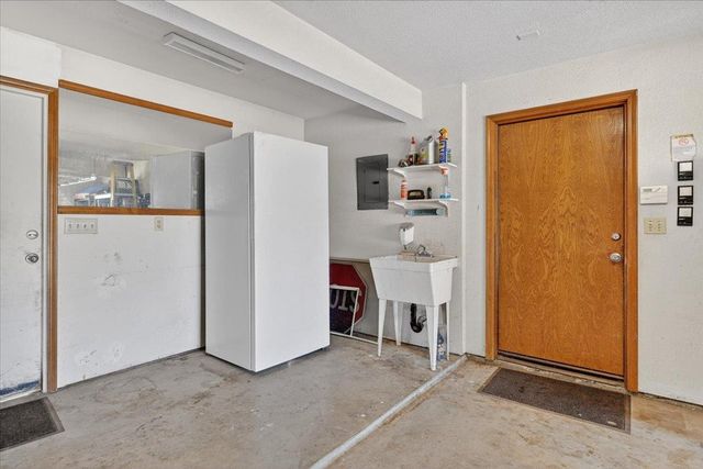 1185 N Locan Avenue, Clovis, CA 93619