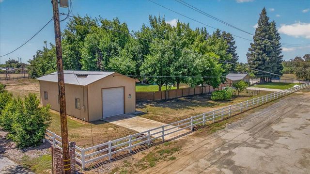 1185 N Locan Avenue, Clovis, CA 93619