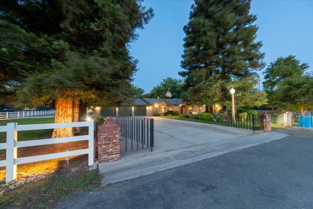 1185 N Locan Avenue, Clovis, CA 93619