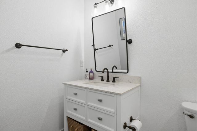 9536 Kestrel Road, Klamath Falls, OR 97601