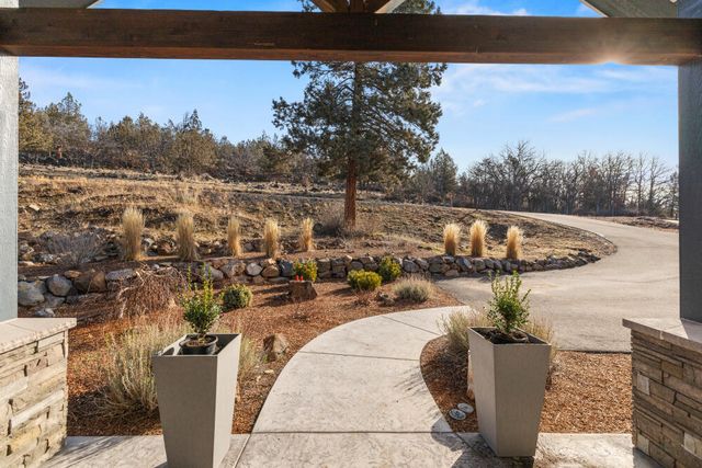 9536 Kestrel Road, Klamath Falls, OR 97601