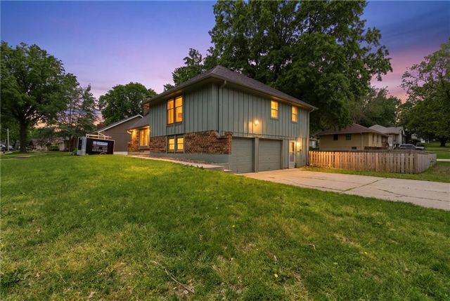 1100 SW Mic O Say Drive, Blue Springs, MO 64015