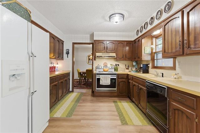 1100 SW Mic O Say Drive, Blue Springs, MO 64015