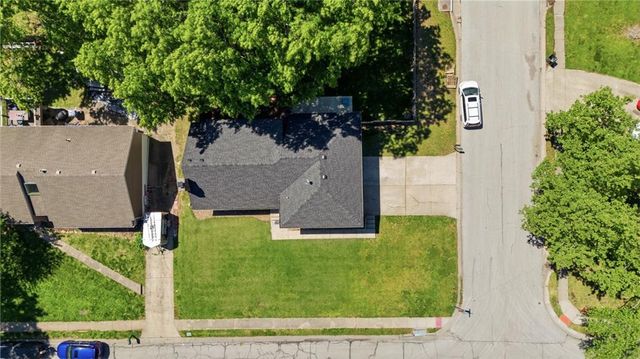 1100 SW Mic O Say Drive, Blue Springs, MO 64015