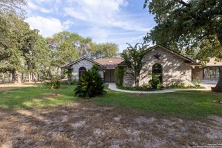 122 Montesito, Floresville, TX 78114