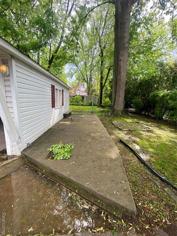 21114 Huntington Avenue, Harper Woods, MI 48225