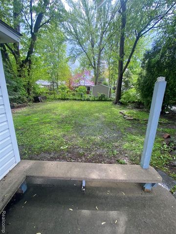 21114 Huntington Avenue, Harper Woods, MI 48225