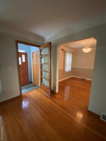 21114 Huntington Avenue, Harper Woods, MI 48225