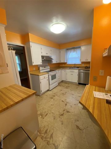 21114 Huntington Avenue, Harper Woods, MI 48225
