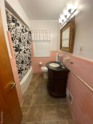 21114 Huntington Avenue, Harper Woods, MI 48225