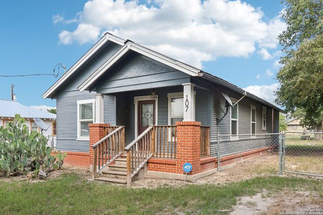 107 W Gilbert, Falls City, TX 78113