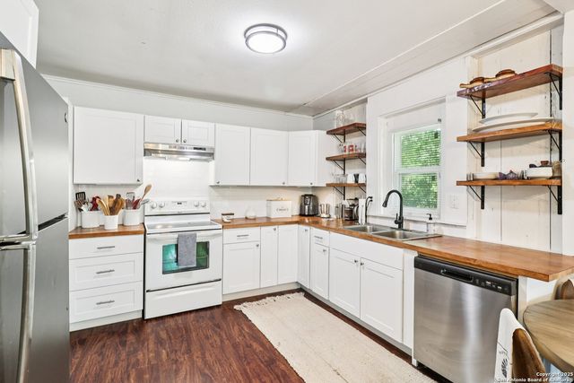 107 W Gilbert, Falls City, TX 78113