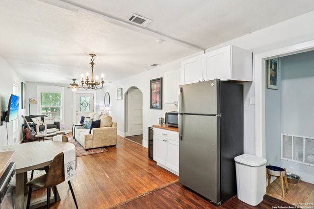 107 W Gilbert, Falls City, TX 78113