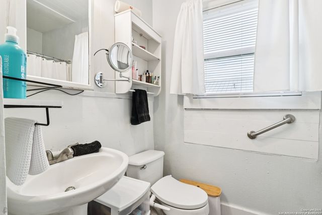 107 W Gilbert, Falls City, TX 78113