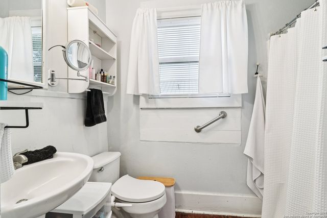 107 W Gilbert, Falls City, TX 78113