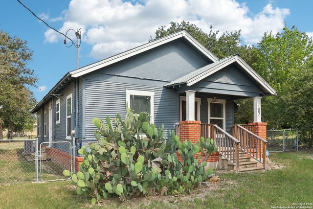 107 W Gilbert, Falls City, TX 78113