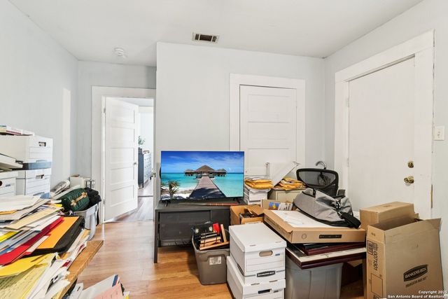 107 W Gilbert, Falls City, TX 78113