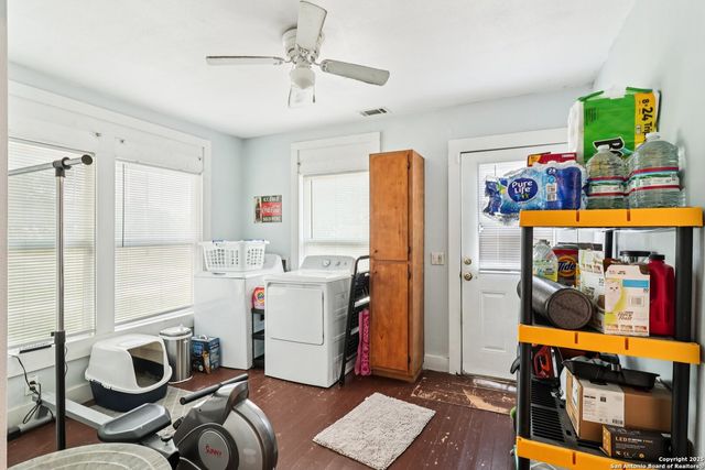 107 W Gilbert, Falls City, TX 78113