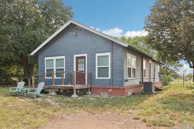 107 W Gilbert, Falls City, TX 78113