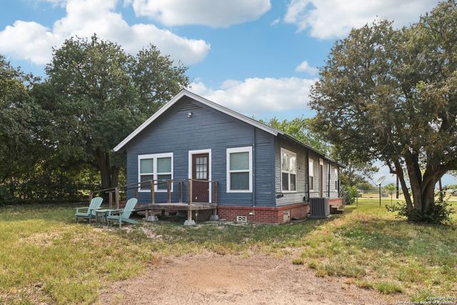 107 W Gilbert, Falls City, TX 78113