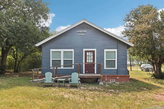 107 W Gilbert, Falls City, TX 78113