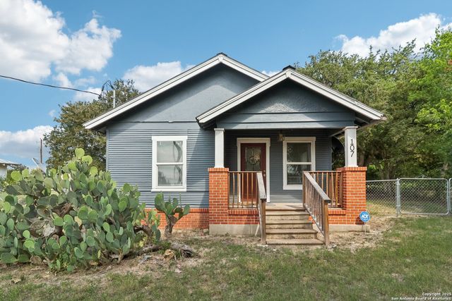 107 W Gilbert, Falls City, TX 78113