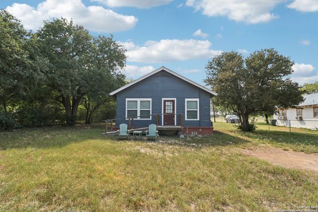 107 W Gilbert, Falls City, TX 78113