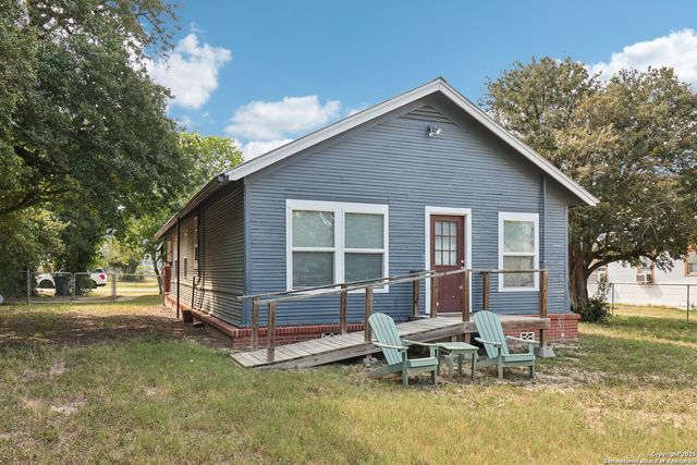 107 W Gilbert, Falls City, TX 78113