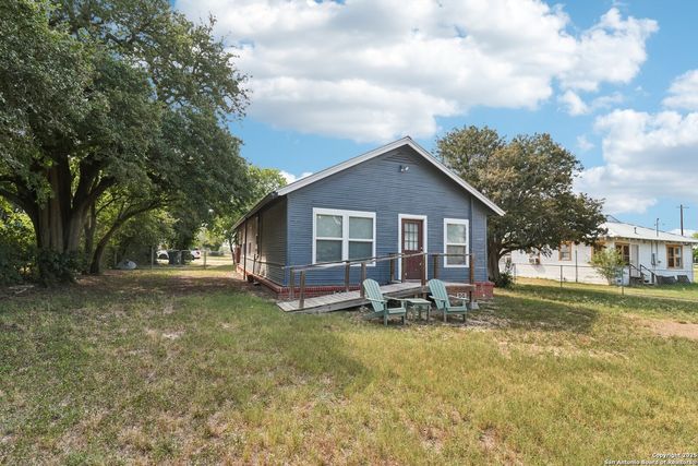 107 W Gilbert, Falls City, TX 78113