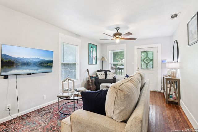 107 W Gilbert, Falls City, TX 78113