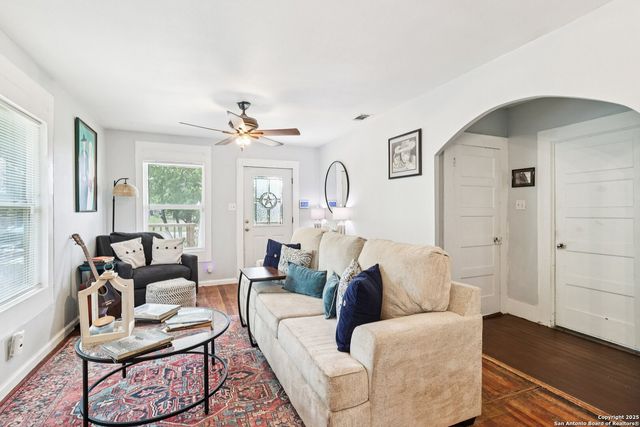 107 W Gilbert, Falls City, TX 78113