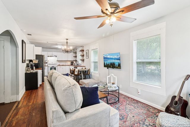 107 W Gilbert, Falls City, TX 78113