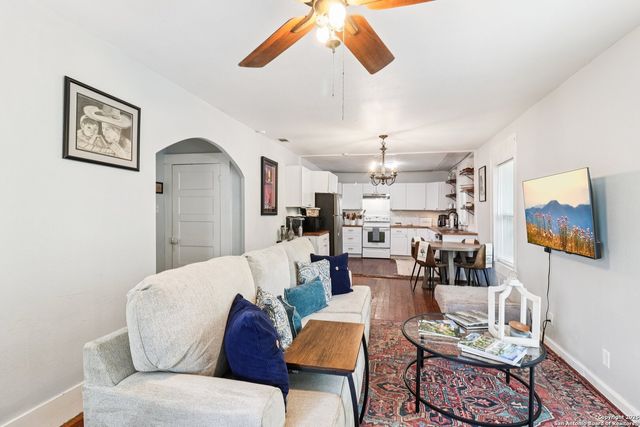 107 W Gilbert, Falls City, TX 78113