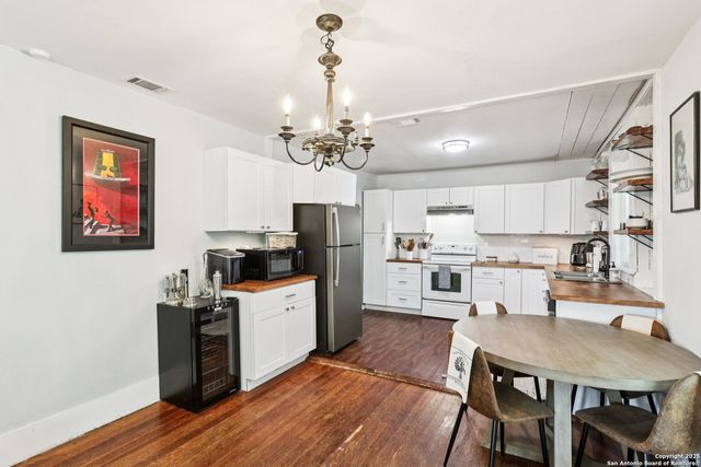 107 W Gilbert, Falls City, TX 78113