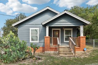 107 W Gilbert, Falls City, TX 78113