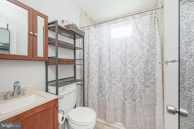 15 S WALNUT AVE, Maple Shade, NJ 08052
