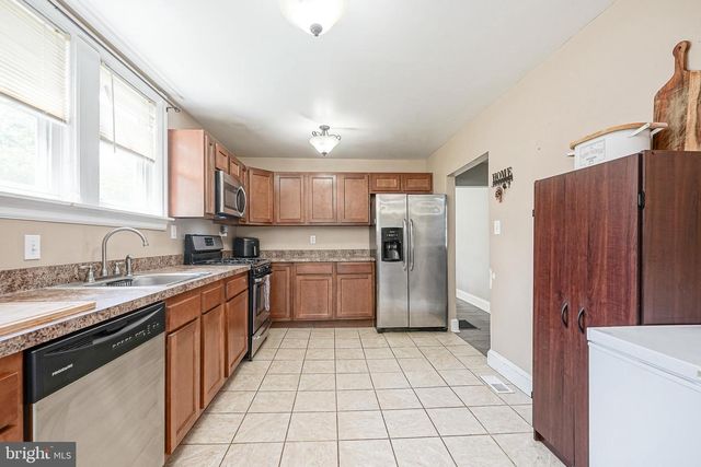 15 S WALNUT AVE, Maple Shade, NJ 08052