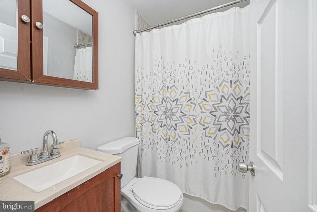 15 S WALNUT AVE, Maple Shade, NJ 08052